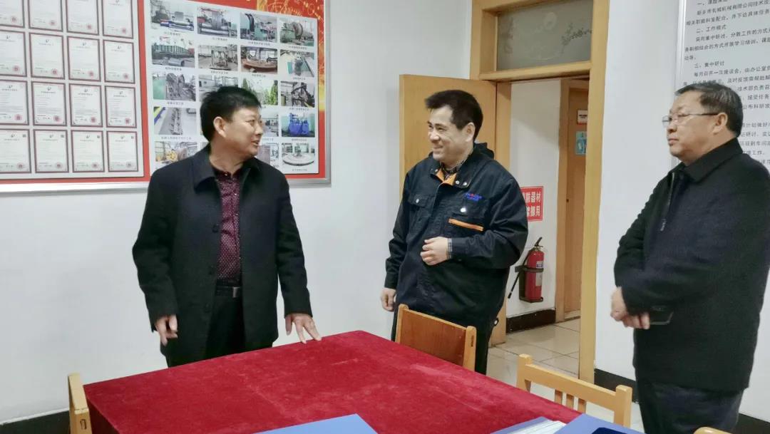 新鄉(xiāng)市總工會副主席王世良(左一)、輝縣市總工會主席李樹林(右一)指導(dǎo)工作