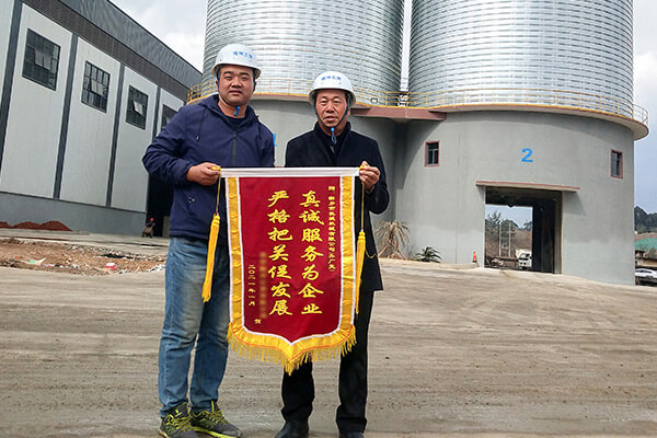 云南客戶(hù)為新鄉(xiāng)長(zhǎng)城機(jī)械送錦旗