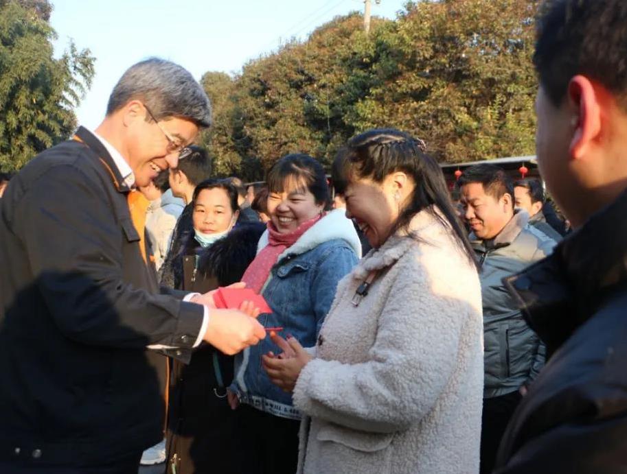 新鄉(xiāng)長(zhǎng)城機(jī)械領(lǐng)導(dǎo)為員工發(fā)開工紅包 新鄉(xiāng)長(zhǎng)城機(jī)械領(lǐng)導(dǎo)為員工發(fā)開工紅包