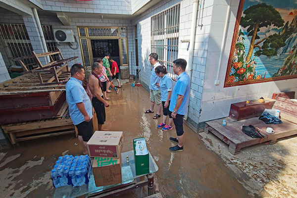 新鄉(xiāng)長城派代表慰問受災(zāi)的員工 新鄉(xiāng)長城派代表慰問受災(zāi)的員工