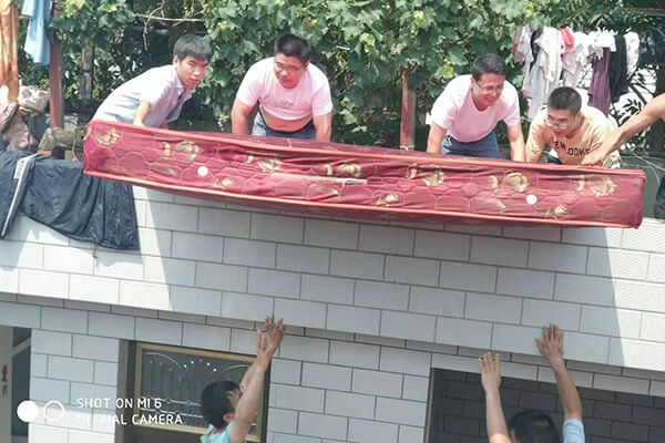 新鄉(xiāng)長城給受災(zāi)員工送物資 新鄉(xiāng)長城給受災(zāi)員工送物資