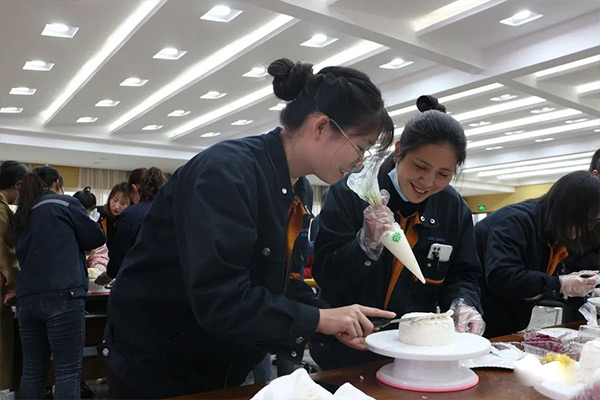 新鄉(xiāng)長(zhǎng)城機(jī)械舉辦慶三八蛋糕DIY活動(dòng)現(xiàn)場(chǎng) 新鄉(xiāng)長(zhǎng)城機(jī)械舉辦慶三八蛋糕DIY活動(dòng)現(xiàn)場(chǎng)